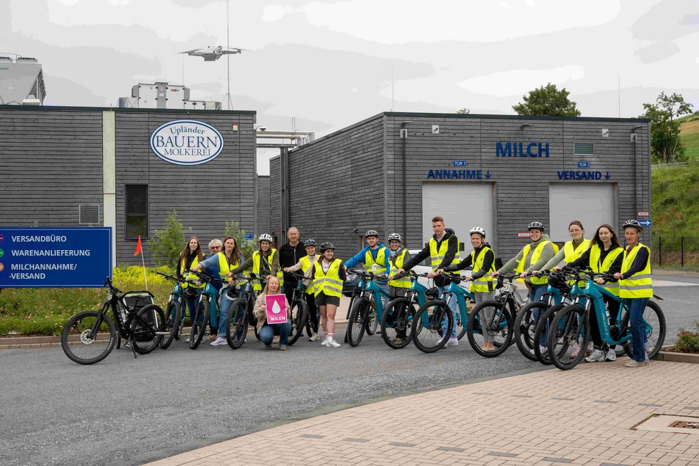 Milkfluencer E-Bike-Tour am Start an der Upländer Bauernmolkerei