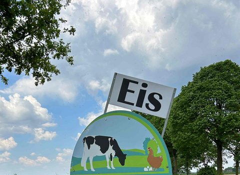 Hinweisschild zum Eisverkauf auf einem Milchhof