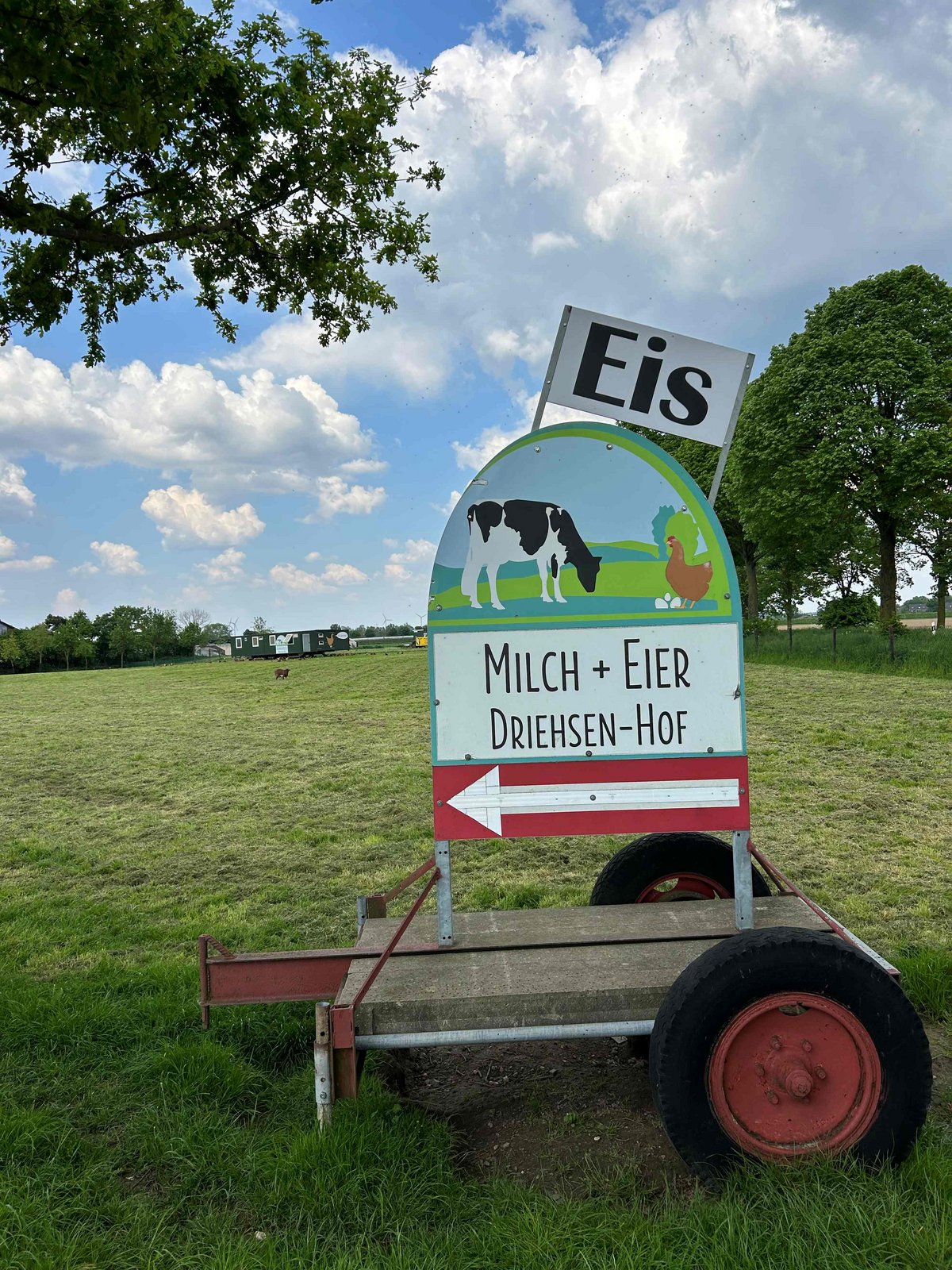 Hinweisschild zur Verkaufshütte auf dem Driehsen-Hof in Tönisvorst