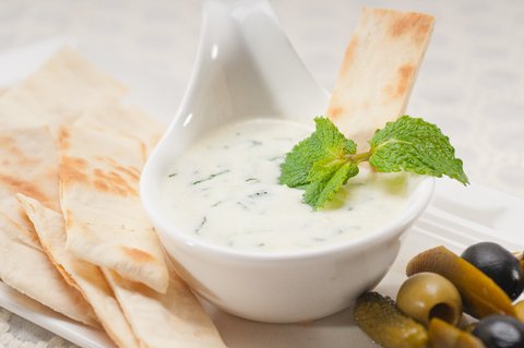 Dip in einem Schälchen mit Snacks