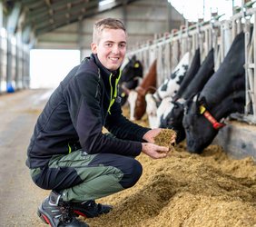 Geselle Thorben Wilms prüft das Futter auf dem Hof Knops Kothes