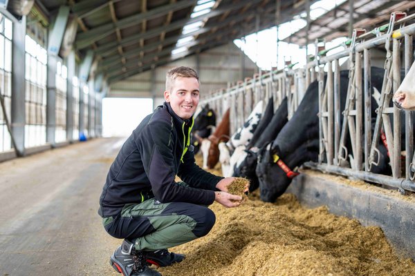 Geselle Thorben Wilms prüft das Futter auf dem Hof Knops Kothes