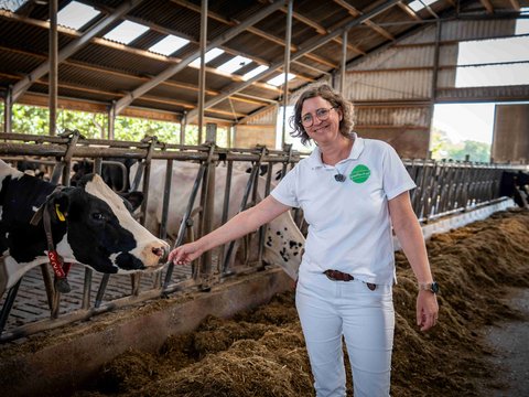 Anne Derksen im Stall des Speetenhof. Sie kümmert sich um die Hofmolkerei. Ihr Bruder betreibt die Landwirtschaft.