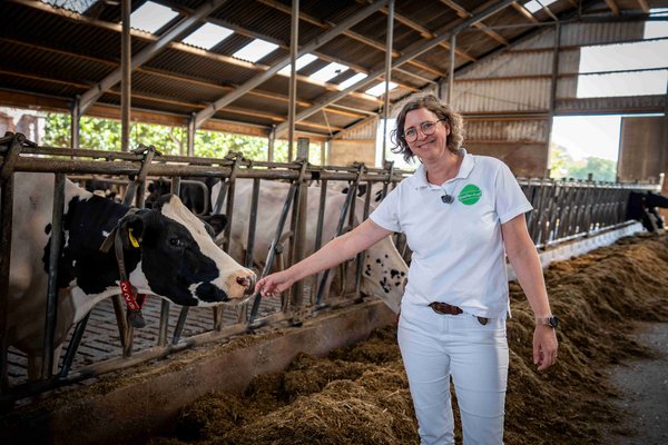 Anne Derksen im Stall des Speetenhof. Sie kümmert sich um die Hofmolkerei. Ihr Bruder betreibt die Landwirtschaft.