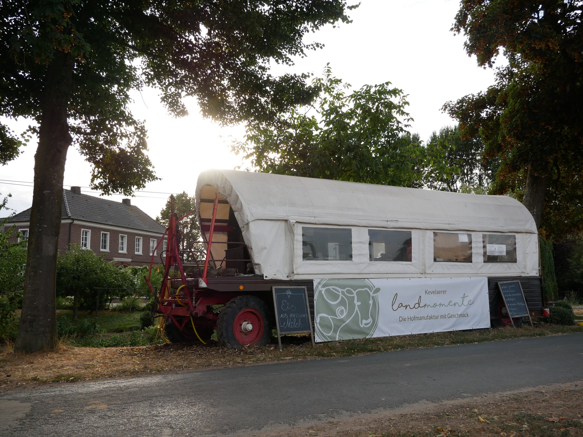Verkaufswagen vor der Hofeinfahrt zum Büchelshof in Kevelaer