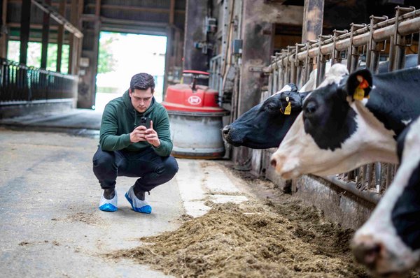 Teilnehmer des Milkfluencer-Treffs beim Dreh eines Reels im Stall