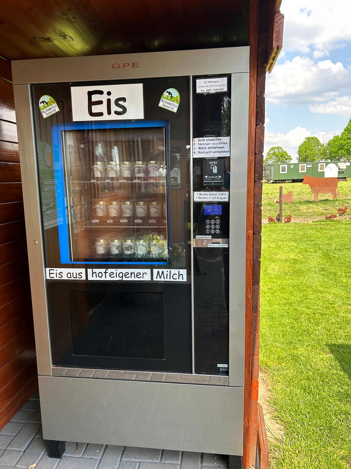 Eisautomat auf dem Driehsen-Hof in Tönisvorst, im Hintergrund die Hühnerwiese