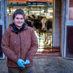 Herdenmanagerin Lydia Pelzer macht sich bereit für das Melken im Melkkarussell