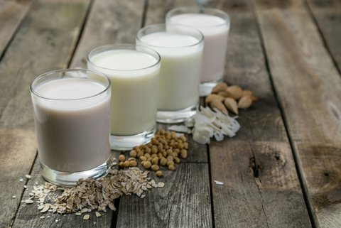 Vier Gläser mit Milchimitaten