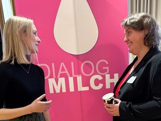Landwirtin Katharina Leyschulte und Journalistin Stephanie Tatenhorst im Dialog auf dem DJV NRW Journalistentag