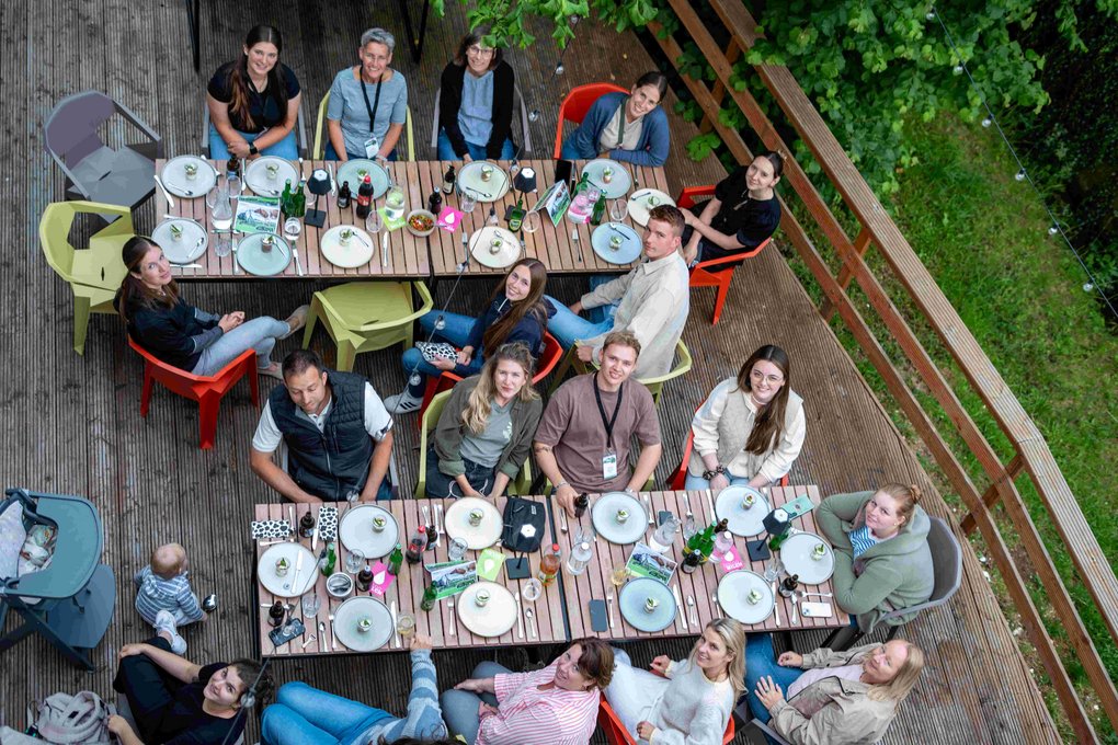 Nach dem gemeinsamen Kochen wurde auf der Terrasse gegegessen und sich ausgetauscht