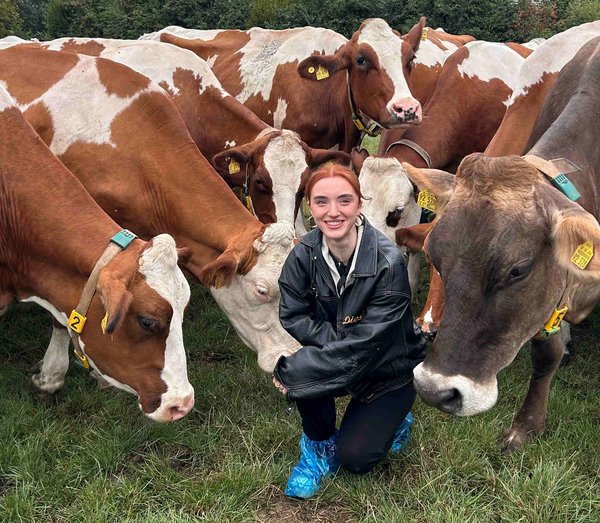Lifestyle Creatorin Victoria Franzen mit den Kühen des Hofes Leifker auf der Weide.