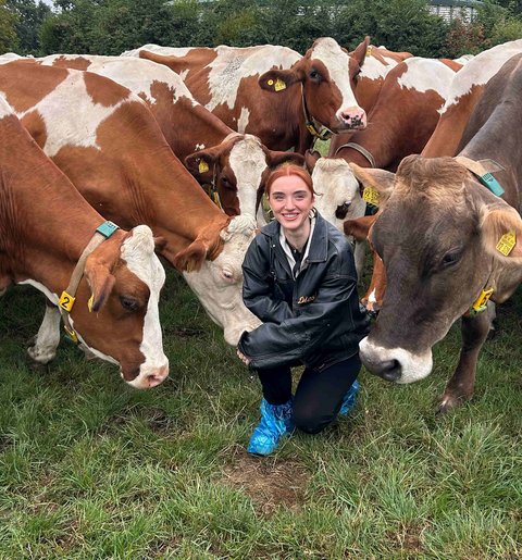 Lifestyle Creatorin Victoria Franzen mit den Kühen des Hofes Leifker auf der Weide.