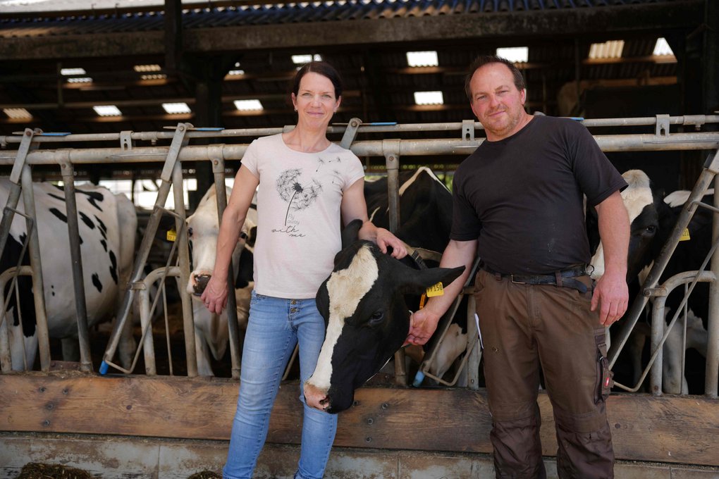 Stefan und Heidi Struben im Stall ihres Hofes