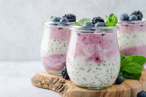 Zwei Gläser Beerenjoghurt