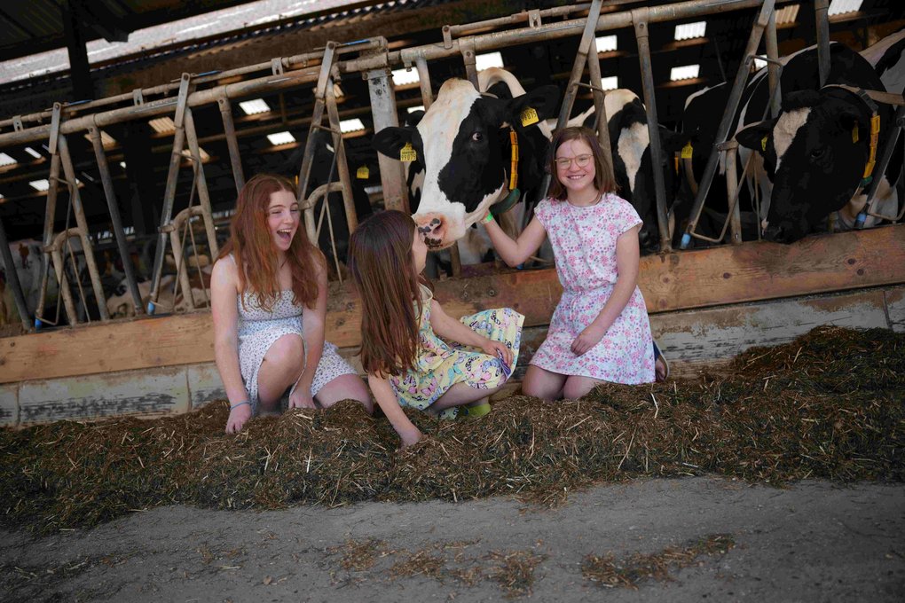 Auch die Töchter der Familie Struben lieben Kühe