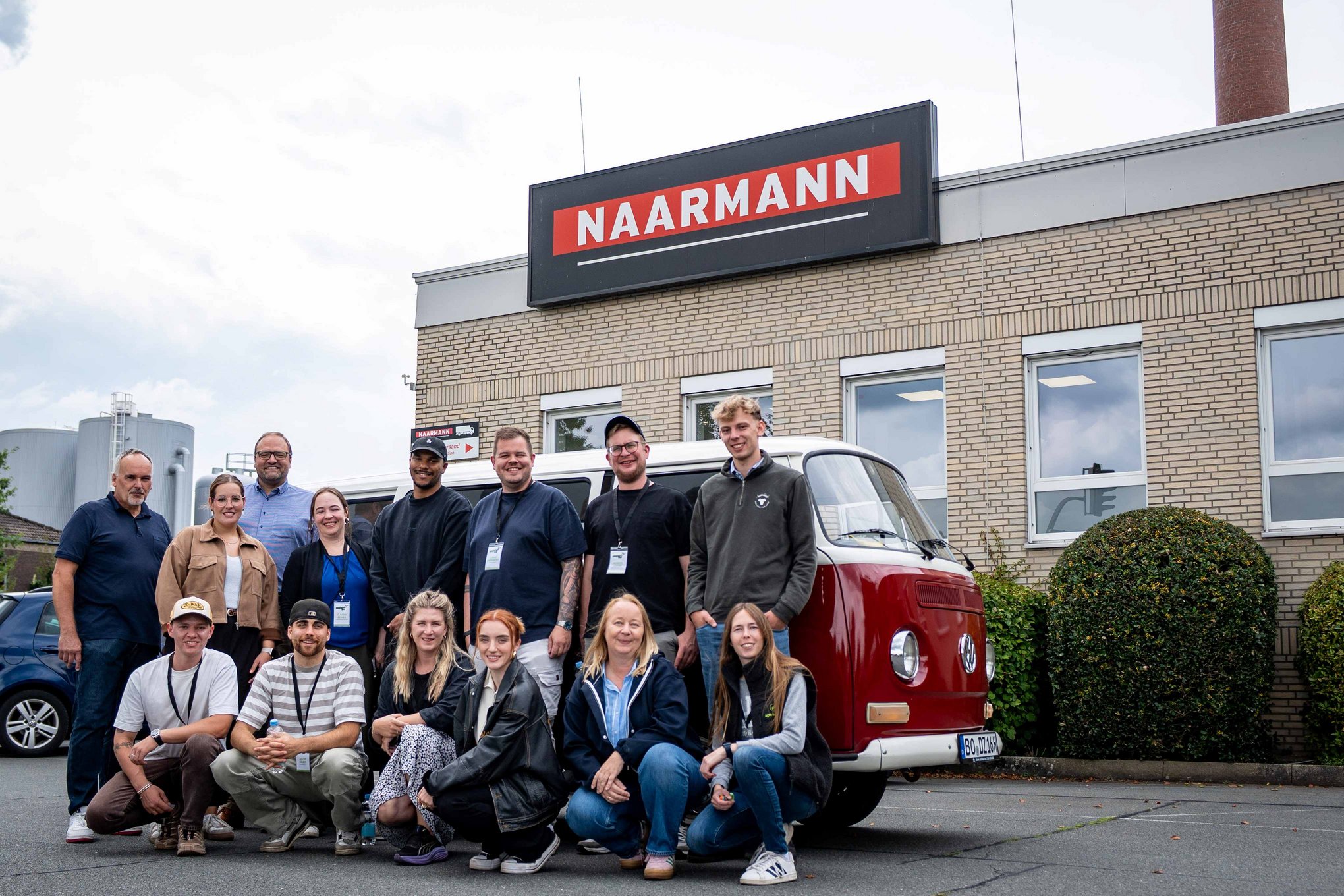 Gruppenbild der Milkfluencer-Tour vor der Privatmolkerei Naarmann in Neuenkirchen