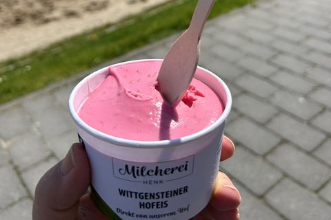 Himbeereis aus dem Hofladen der Milcherei Henk.