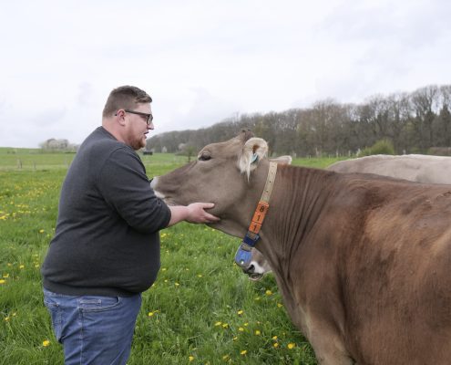 Landwirt Benny Reuter nutzt Vorteile von Weidegang für seine Kühe